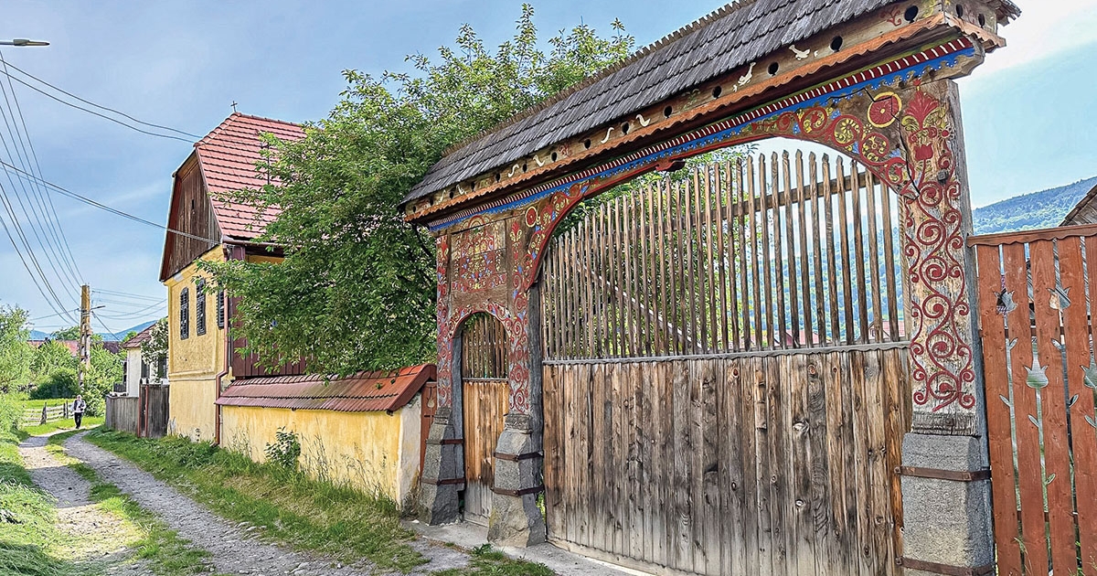 A székelykapu egyszerre átjáró, iránymutató és tükör a székely embernek